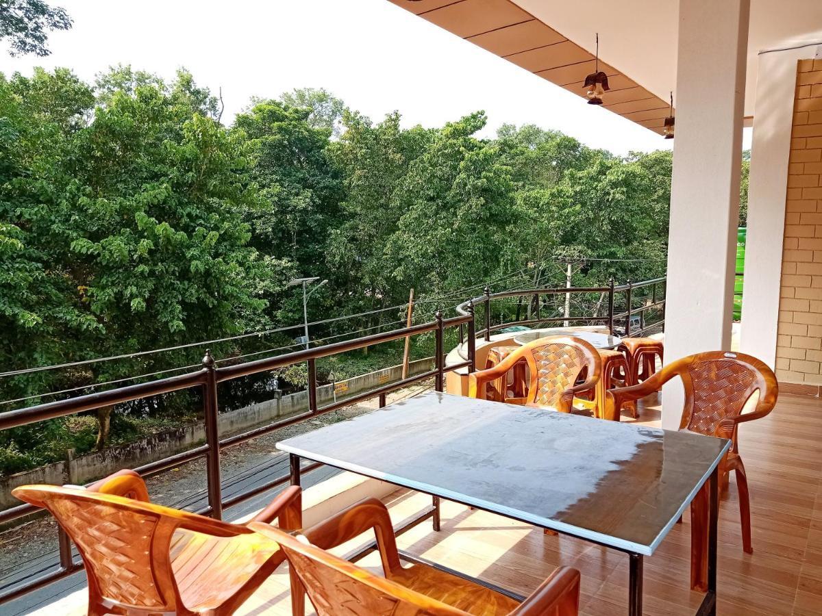 Hotel Rhinoceros-Homestay Sauraha Dış mekan fotoğraf