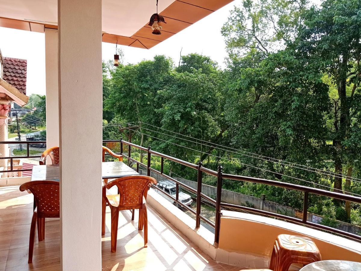 Hotel Rhinoceros-Homestay Sauraha Dış mekan fotoğraf